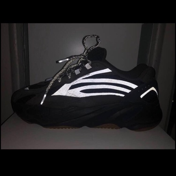 Yeezy 700 - Picture 4 of 7